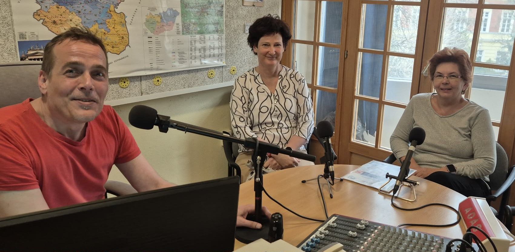 a katolikus Szent István Rádióban Molnár András kérdezte Dr. Ormay Cecíliát és Dr. Fejes Melindát a kezdeményezésről