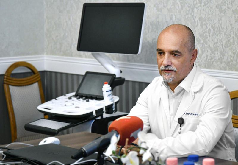 Dr. Demeter Béla osztályvezető ismerteti a speciális idegsebészeti célú ultrahang előnyeit.