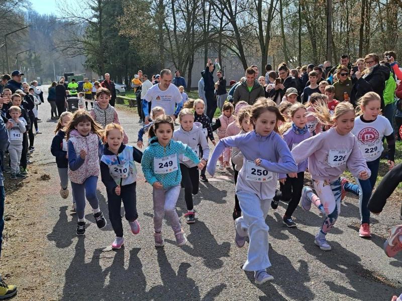 Több százan futottak a gyermekekért Sajóbábonyban