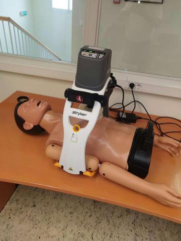 Egy orvosi baba fekszik gépek alatt