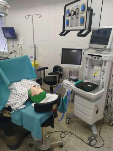 Egy orvosi baba fekszik gépek alatt